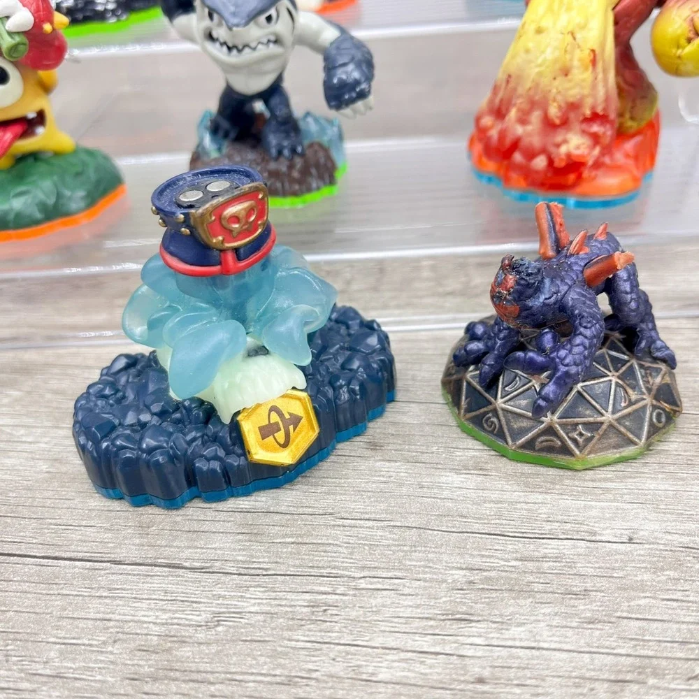 Skylander Lot of 10 Figures +2 Kids meal figures - Some broken, Read description